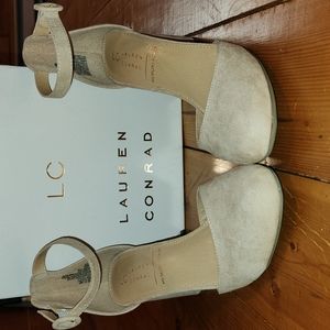 LC Lauren Conrad Hydrangea, close toed sandles, size 9.5, color Nude.